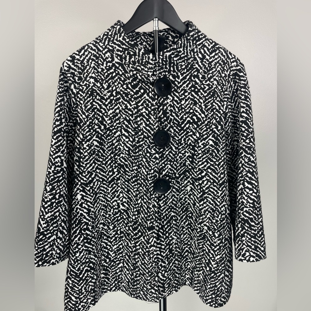 JM Collection Med Black and White Swing Jacket